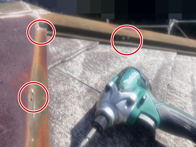 甲府市で錆びた板金のビス（ネジ）を打ち直す様子