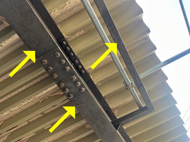 富士吉田市でカーポートの金属柱（骨組み）が錆びている様子