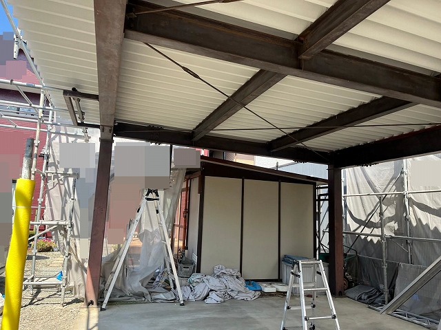 富士吉田市でカーポートに足場仮設を行う様子（足場・メッシュシートの中からみた写真）