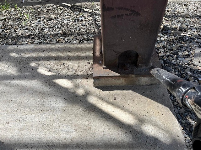 富士吉田市でカーポートの支柱（基礎周辺）にケレン作業（研磨・目粗し）を行う様子