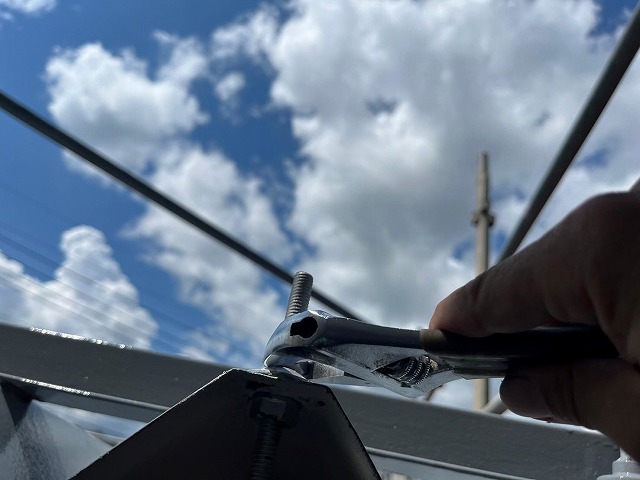 富士吉田市で折板やねに雨樋の吊り金具を設置する様子