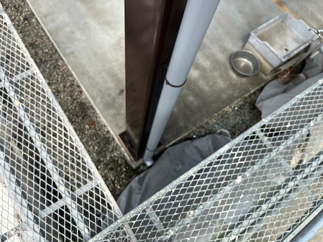 富士吉田市でカーポート折板屋根に雨樋（竪樋・エルボ・竪樋金具）を設置する様子