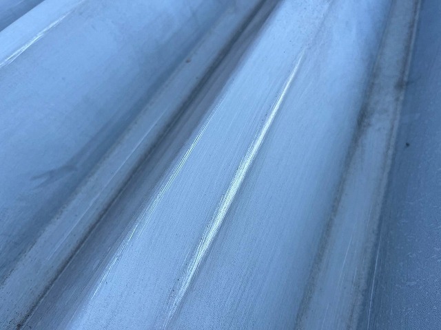 富士吉田市でヤスリを用いて表面を研磨（ケレン作業・目粗し）する様子