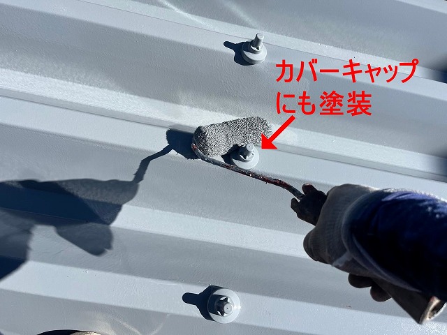 富士吉田市で折板屋根（金属波板屋根）にシリコンルーフⅡを塗装する様子