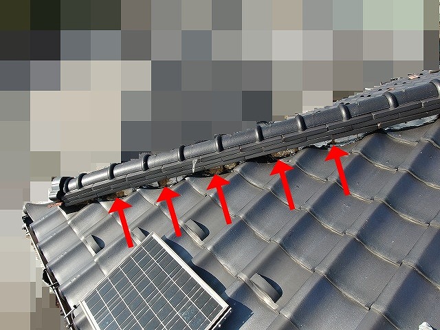 甲府市でドローン調査をした際に確認された劣化した瓦屋根の漆喰