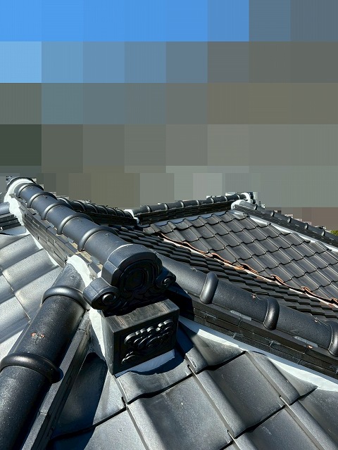 甲府市で瓦屋根（棟瓦）の漆喰詰め直し工事を行う様子