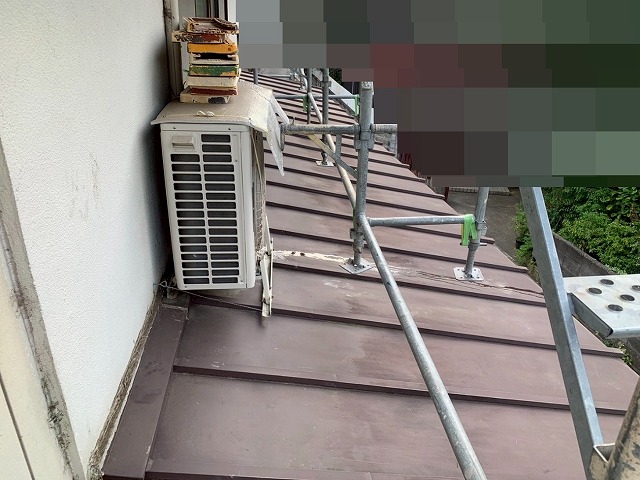 大月市でケレン作業後（塗装前）の瓦棒葺きトタン屋根