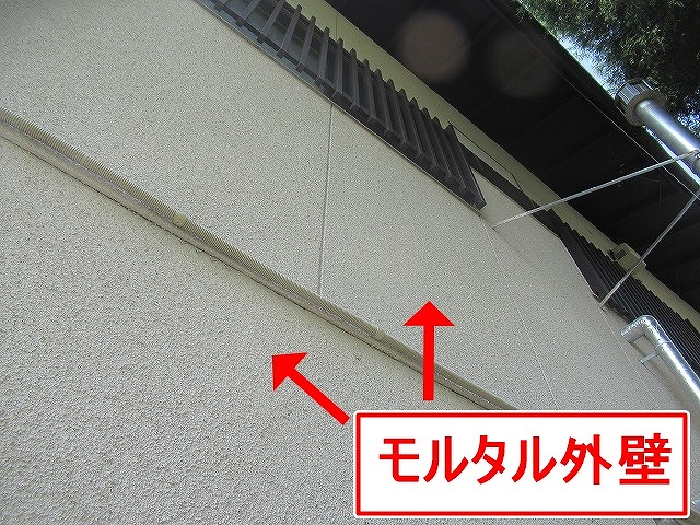 甲府市で外壁のチョーキング現象・塗膜劣化を確認する様子