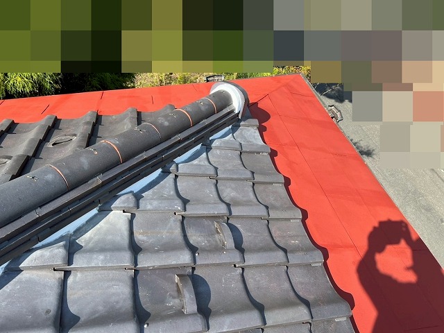 甲府市でトタン屋根塗装の際に下塗りで錆止め塗料を塗布する様子