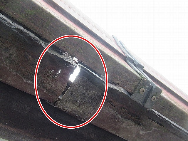 北杜市で雨樋（軒樋）が割れて隙間がある様子