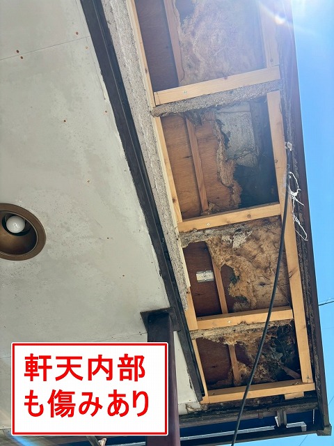 北杜市で軒天張替の際、軒天材（ボード）を撤去する様子