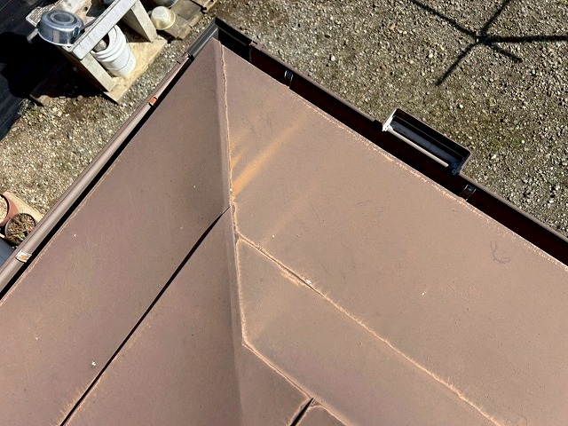 大月市でトタン屋根に錆が発生している様子