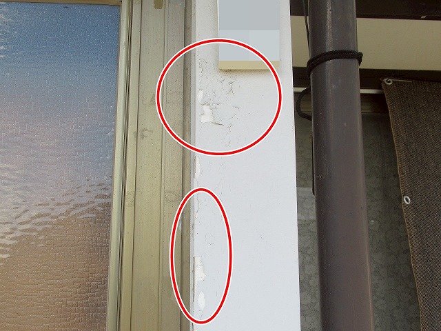 大月市で外壁に塗膜剥がれが起こっている様子