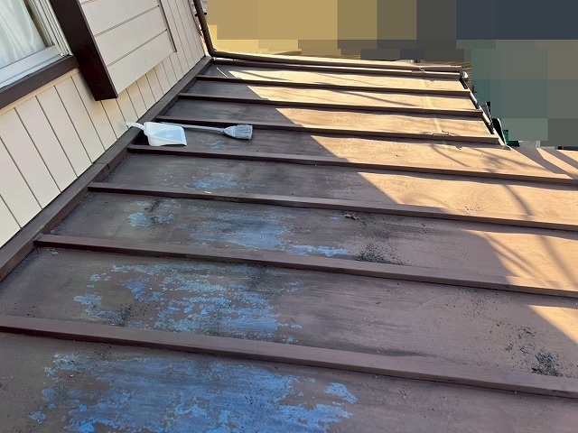 大月市で瓦棒葺きトタン屋根のケレン作業のビフォーアフター