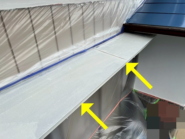 大月市でローラーを使用して金属屋根（トタン屋根）にサーモアイプライマーで下塗りを行う様子