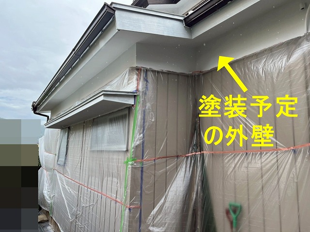 大月市で木材（木部）の付帯部で養生・下塗りを行う様子