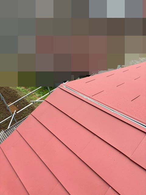 都留市でスレート屋根から断熱材入りSGL鋼板（GMルーフ）にカバー工法を行う様子