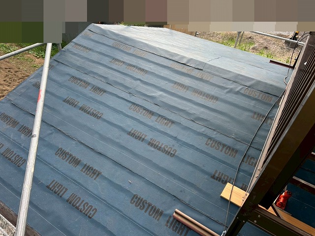 都留市で下屋根のカバー工法ビフォーアフター