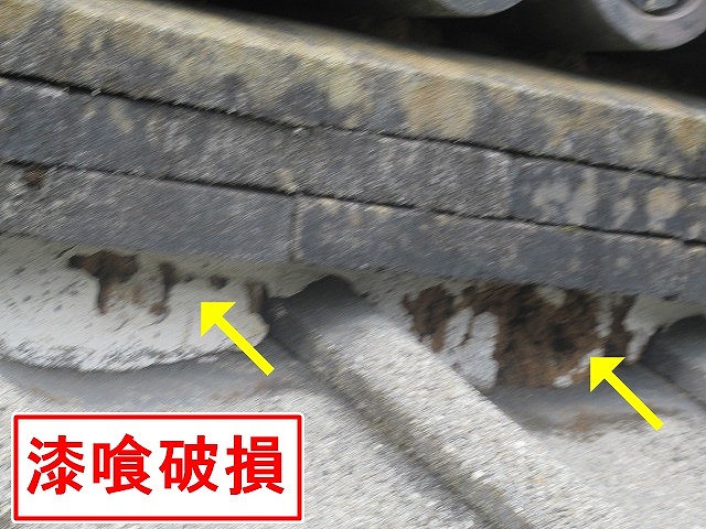 山梨市で瓦屋根の棟瓦にある漆喰が破損している様子