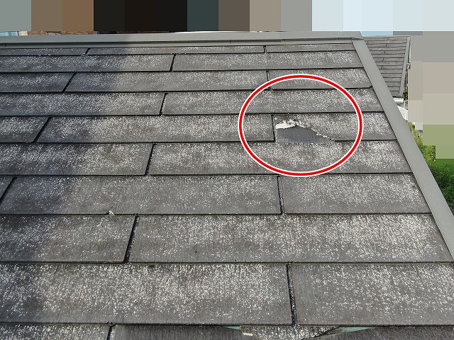 西八代郡市川三郷町でスレート屋根・防水シートが破損して雨漏りする様子