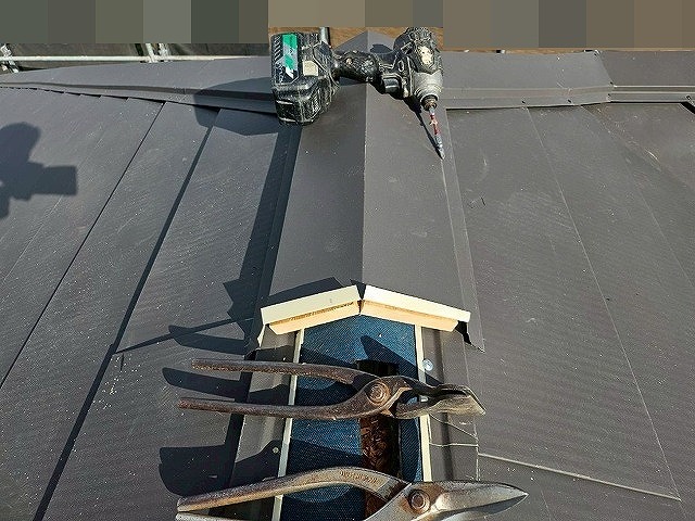 西八代郡市川三郷町で屋根葺き替え工事の際に棟板金を設置する様子