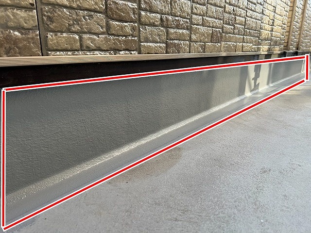 西八代郡市川三郷町でベランダ防水（バルコニー防水）の立ち上がりにトップコートを塗布する様子