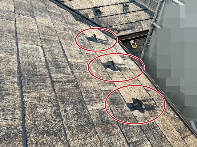 中巨摩郡昭和町でスレート屋根塗装時に雪止めの錆止め塗装を行う様子