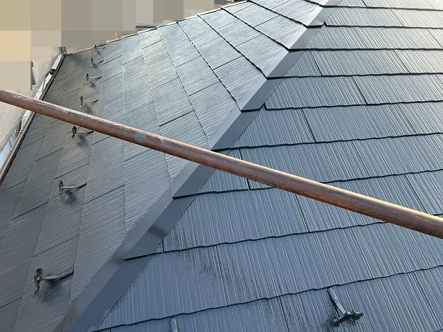 中巨摩郡昭和町でコロニアル屋根にファインパーフェクトベストを塗装する様子（ラジカル塗装）