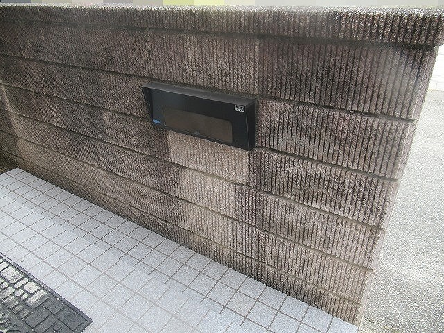 中巨摩郡昭和町で黒ずみの目だつ玄関前の塀（擁壁）の高圧洗浄を行う様子