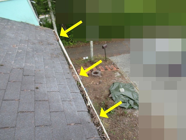 南都留郡鳴沢村で雨樋（軒樋・集水器）が落ち葉や枝で詰まっている様子