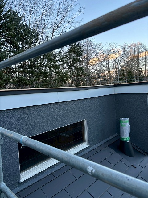 南都留郡鳴沢村で雨押え板金の設置を行う様子