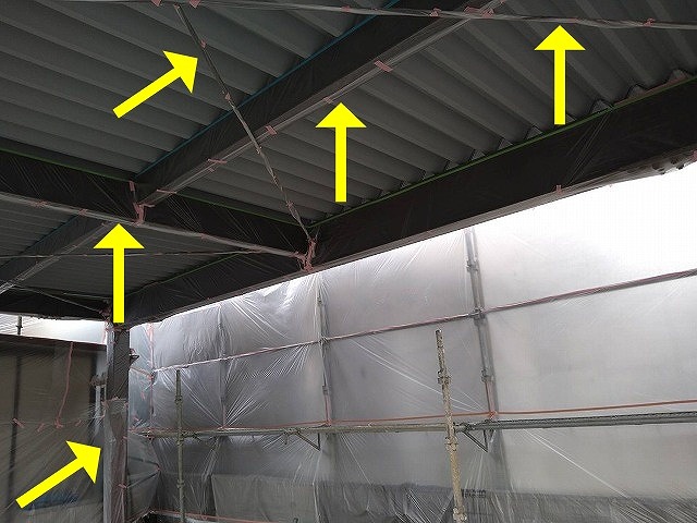 富士吉田市で吹き付け塗装前にカーポート（車庫）に養生をかける様子