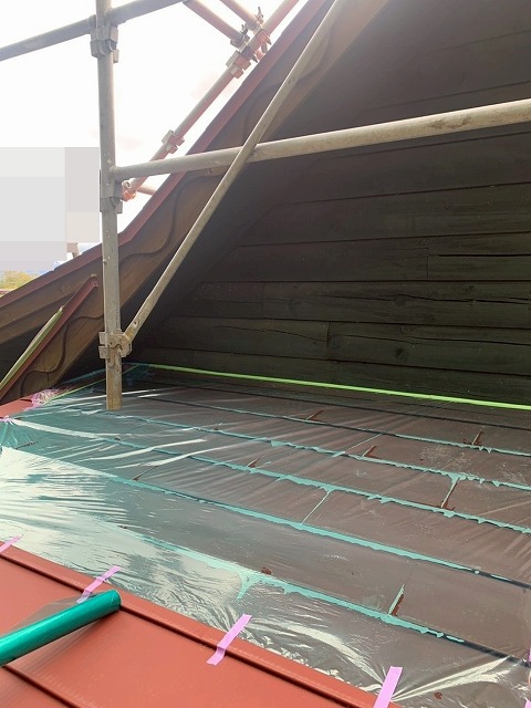 北杜市で別荘（ログハウス）の外壁塗装時に下屋根・庇に養生をかける様子