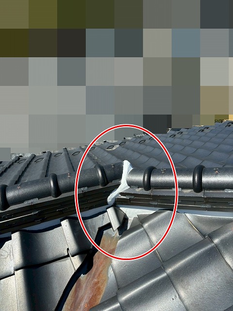 甲府市で瓦屋根（棟瓦）の漆喰詰め直し工事を行う様子