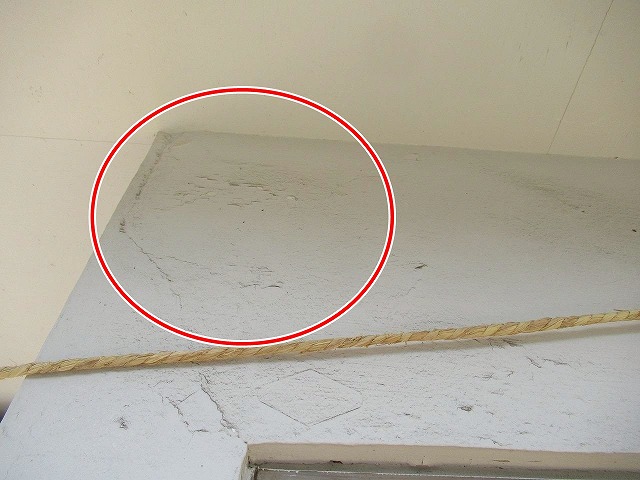 大月市で外壁に塗膜剥がれが起こっている様子