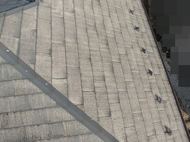 中巨摩郡昭和町で塗膜が剥がれたコロニアル屋根（スレート屋根）と錆びた雪止め