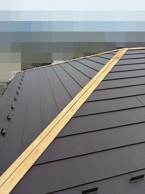 笛吹市で屋根カバー工法の際に板金工事を行う様子（貫板の設置）
