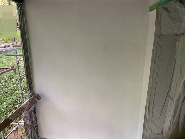 八ヶ岳高原海の口自然郷の別荘の塗装（中塗り）を行った外壁