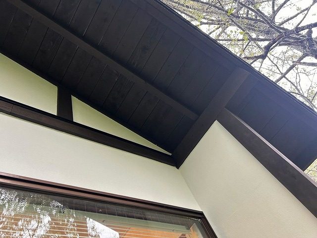 八ヶ岳高原海の口自然郷の別荘で木部塗装を行う様子