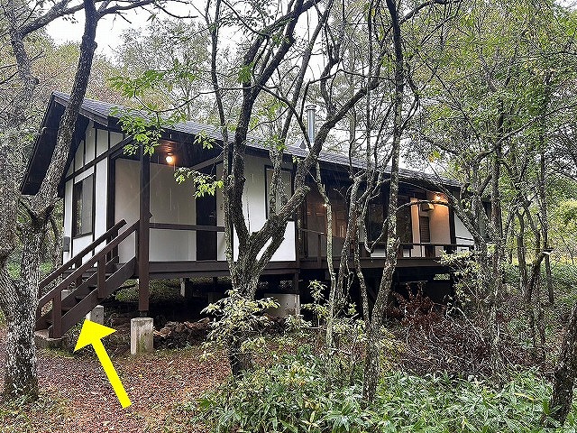 八ヶ岳高原海の口自然郷の別荘で外部玄関階段に手すりを新規設置する様子