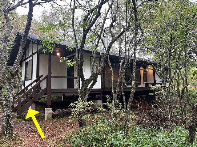 八ヶ岳高原海の口自然郷の別荘で外部玄関階段に手すりを新規設置する様子