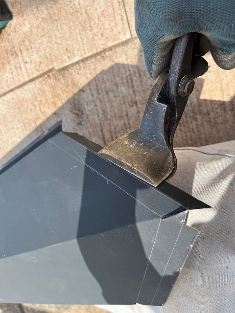 南アルプス市で屋根の形・継ぎ目に合わせて板金を形成する様子（板金交換）