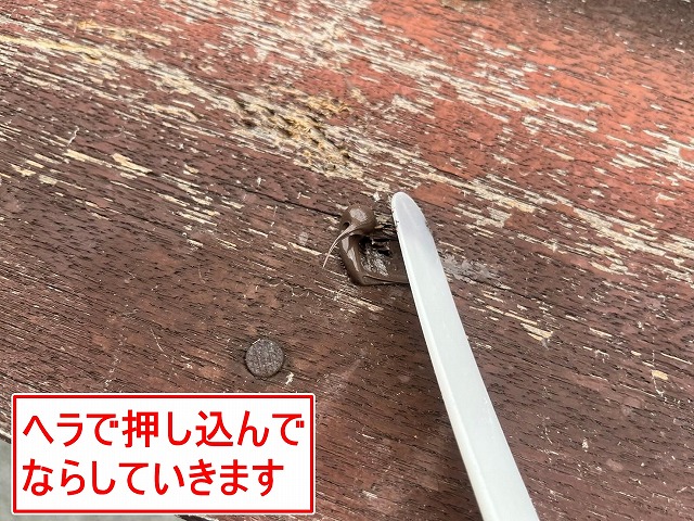 南アルプス市で金具跡（穴）をコーキング材で埋める様子