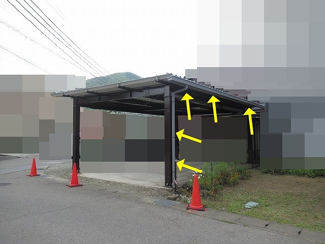 富士吉田市でカーポート折板屋根の雨樋交換をする様子
