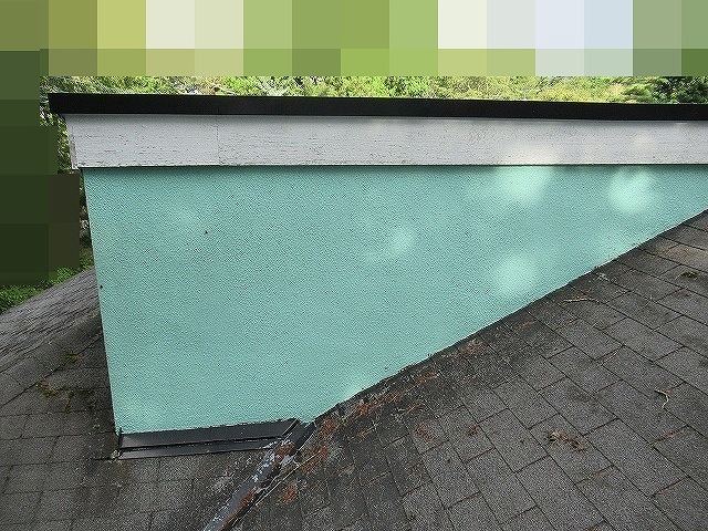 南都留郡鳴沢村でアスファルトシングル屋根にカバー工法を行う様子（ルーフィング設置）