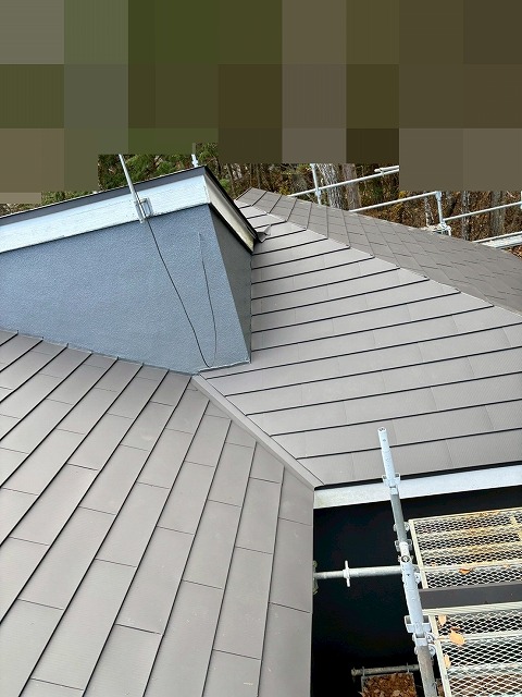 南都留郡鳴沢村でアスファルトシングル屋根から横葺きSGL（ニクスカラープロ）にカバー工法を行う様子