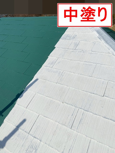 甲府市でスレート屋根にファインパーフェクトベストを塗装する様子（中塗り）