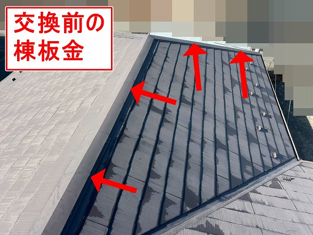 南アルプス市で交換予定の棟板金（釘浮き・釘抜けあり）
