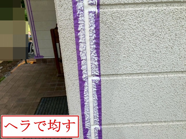 ヘラで表面を均す作業