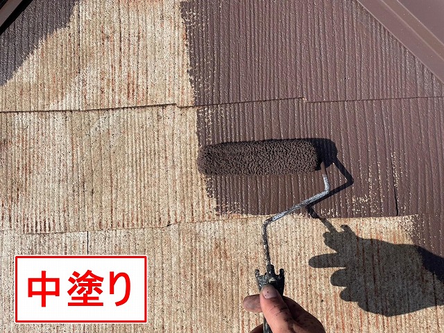 南アルプス市で屋根に中塗りを行う様子